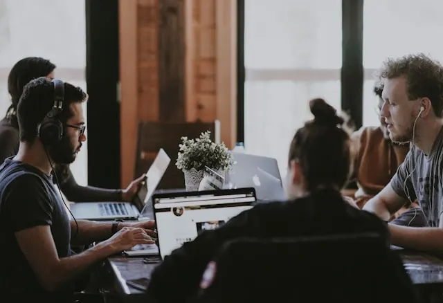 Equipo de PrometeonDev trabajando Imagen ilustrativa: ¿Quiénes somos?